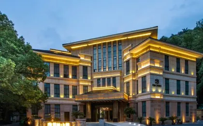 Longlin Shanju Holiday Hotel