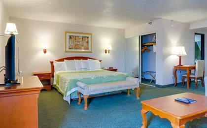 Days Inn & Suites by Wyndham Fullerton