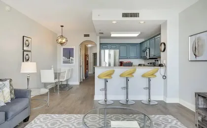 1 Mi to Disney World: Lakefront Condo in Orlando!