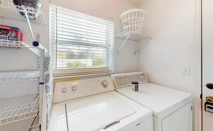 Spacious Home With Enclosed Pool, Open Layout, Washer/dryer, Internet, & AC