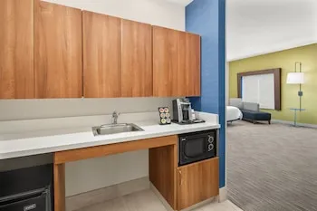 Holiday Inn Express & Suites Sacramento Airport Natomas