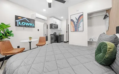 Baybreeze Apartments by Lowkl