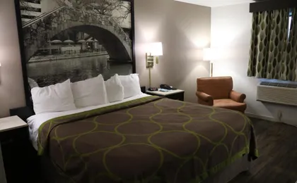 Super 8 by Wyndham San Antonio/I-35 North