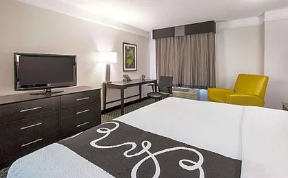 La Quinta Inn & Suites by Wyndham Plantation at SW 6th St