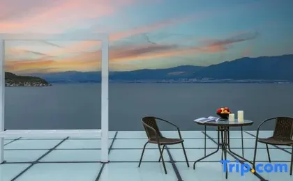 Erhai No.1 | Seaview Azure Skywalk Vacation Boutique Stay (Dali Haidong Town Ideal City)