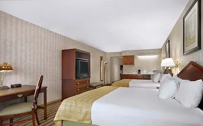 Ramada by Wyndham Saginaw Hotel & Suites
