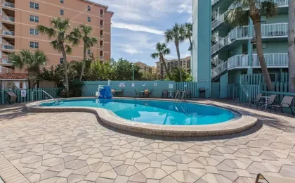 NEW Beach Condo 5 min walk to the Beach Sleeps 9