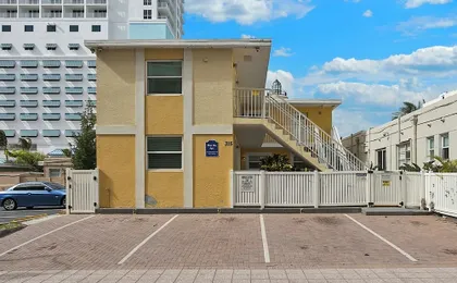 ULTRA Modern Apt by the Beach