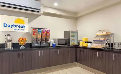 Days Inn & Suites by Wyndham Anaheim At Disneyland Park