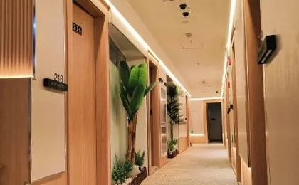 Shanghai Puyi Hotel (Yuyuan Laoximen Subway Station Branch)