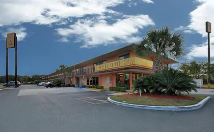 Super 6 Inn & Suites Pensacola
