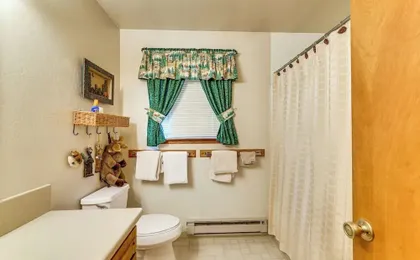 Quiet Truckee Retreat w/ Deck, 5 Mi to Donner Lake