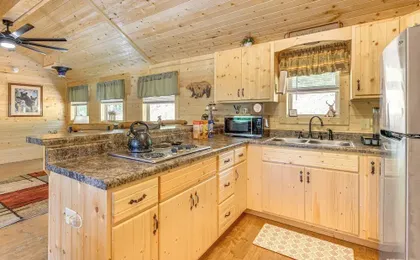 Black Bear Bungalow: Sevierville Hideaway w/ Deck!