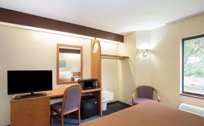 Travelodge by Wyndham Fort Myers Airport