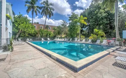 Poolside Fun, Ocean Strolls! Naples Beach Getaway