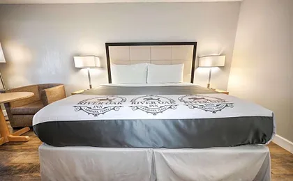 RIVER OAK INN