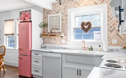 The Pink & Old Clarksville House