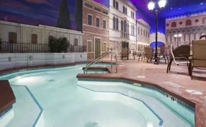 Venetian Waterpark at Holiday Inn Hotel Maple Grove/Arbor Lakes