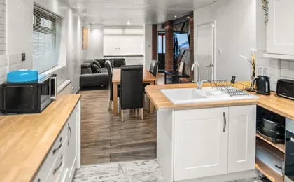 Central Manchester Family-Friendly Home with Free Parking And Workspace