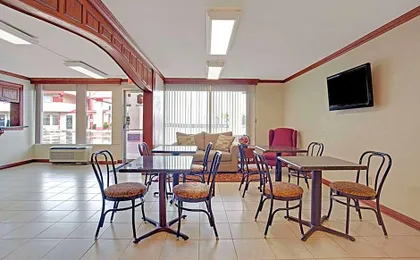 Super 8 by Wyndham Oklahoma/Frontier City