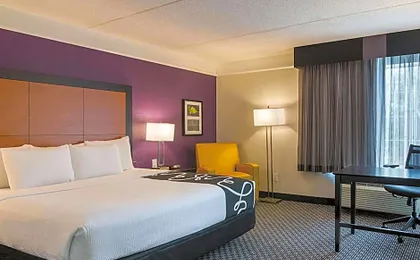 La Quinta Inn & Suites by Wyndham Orlando Airport
