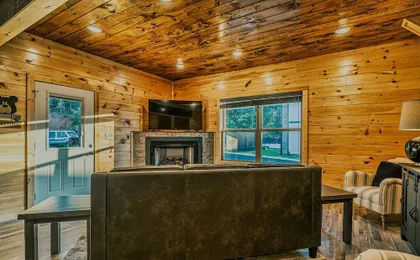 Stylish New 5BR 4BA Cabin Steps From Dollywood