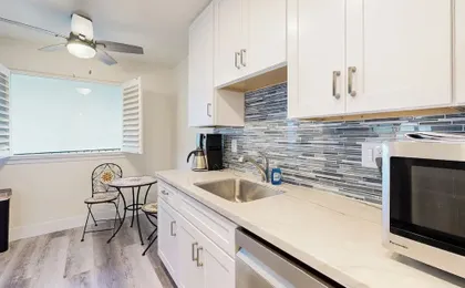 1BR Ocean-view Apt - Walk to Beach, Shops & Pier