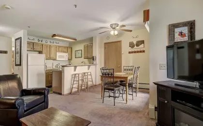 1br Cozy Winter Hideway- Walk To Apres, Shops, Fun- Sleeps 6 1 Bedroom Condo by RedAwning