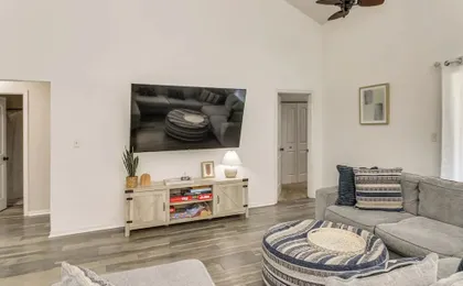 Navarre Home w/ Game Area + Mini Golf Course!