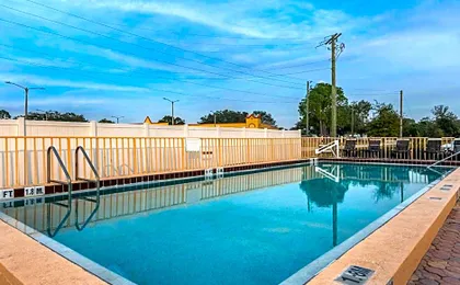 Econo Lodge Inn & Suites Maingate Central