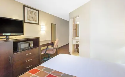 Travelodge by Wyndham Romulus Detroit Airport