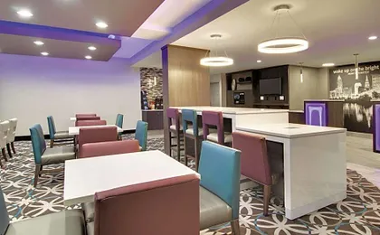 La Quinta Inn & Suites by Wyndham Cleveland Airport West