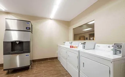 Days Inn by Wyndham San Antonio Splashtown/ATT Center