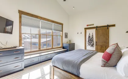 Mountain Views: Luxurious Grand Lake Escape!