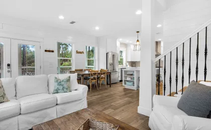 Best of Both Worlds: Pool, Golf Cart, Nearby Attractions & Steps to Beach!