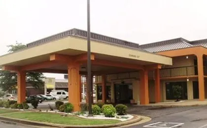 Econo Lodge Inn & Suites