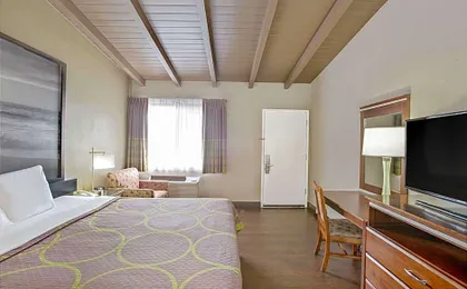 Super 8 by Wyndham Los Angeles-Culver City Area