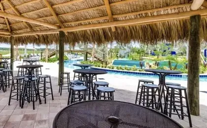 2758bd · Dazzling 5BR Villa in Storey Lake With Pool & Spa