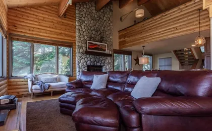 Bridges Townhome 11 Pet-Friendly Deluxe Townhome with Private Hot Tub and Stones throw to slopes by RedAwning