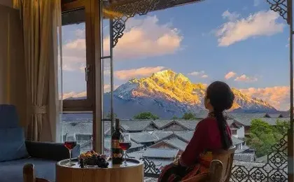 Panoramic View of Snow Mountain in Shanye Rizhao Jinshan (Lijiang Ancient City Branch)