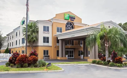 Holiday Inn Express & Suites Tavares - Leesburg