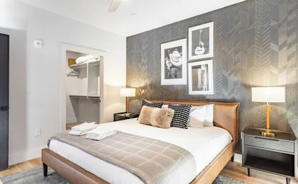 Prime Walkable Midtown Location, Pool, Gym Outlaw s Den by Avantstay