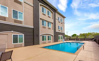 La Quinta Inn & Suites by Wyndham Angleton