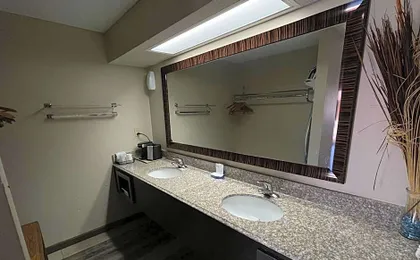 Royal Inn & Suites