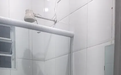 Kitchenet Simples Em Estacionamento a 2 Quadras Da Praia Da Enseada