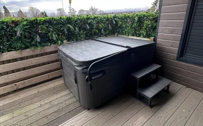 2 Bed Lodge - Sleeps 4 - Pets - Hot Tub - Parking