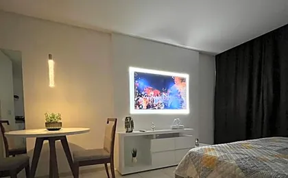 Suíte luxo com tela de cinema no América Towers Studio Residence