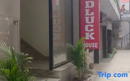 Hotel GoodLuck House Near Delhi airport