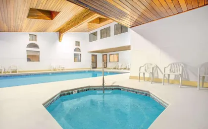Days Inn & Suites by Wyndham Red Rock-Gallup