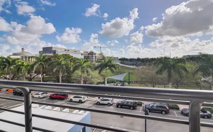 Steps to Dtwn Doral Park: Modern Group Retreat!